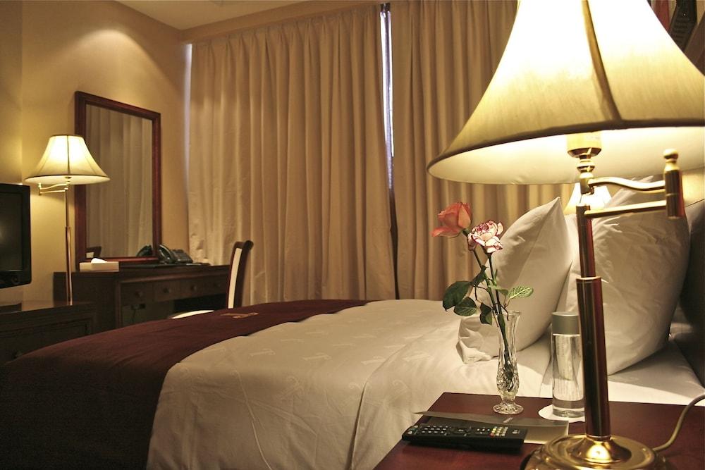 Trianon Royal Hotel Abu Dhabi Exterior foto